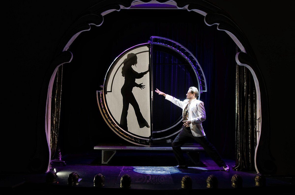 Portal show — Sean-Paul and the spectacular Eclipse illusion at Intrigue Theater